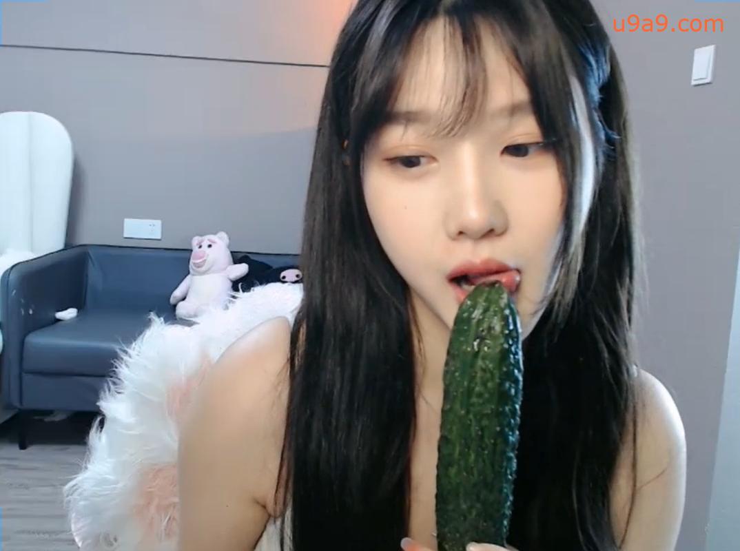 【强烈推荐❤️激情诱惑】 超级清纯，童颜巨乳，身材微有肉，跳舞诱惑，没有大尺度也能硬起来。完美露脸！ — 2022
